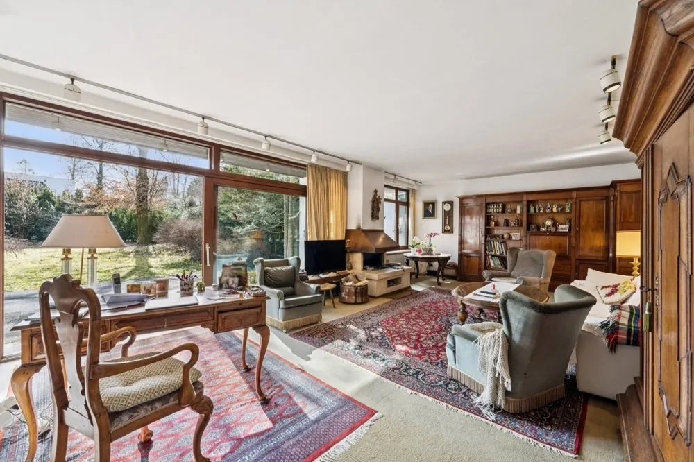 Wohnzimmer mit direktem Zugang in den Garten Immobilienangebot - Grünwald - Alle - Exklusives Grundstück in Grünwald mit privatem Forstzugang