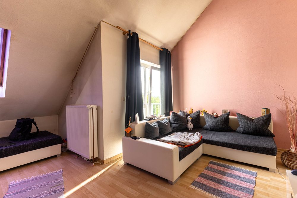 Wohnzimmer Immobilienangebot - Taunusstein / Wehen - Alle - Kleine Wohnung mit Loggia als Kapitalanlage