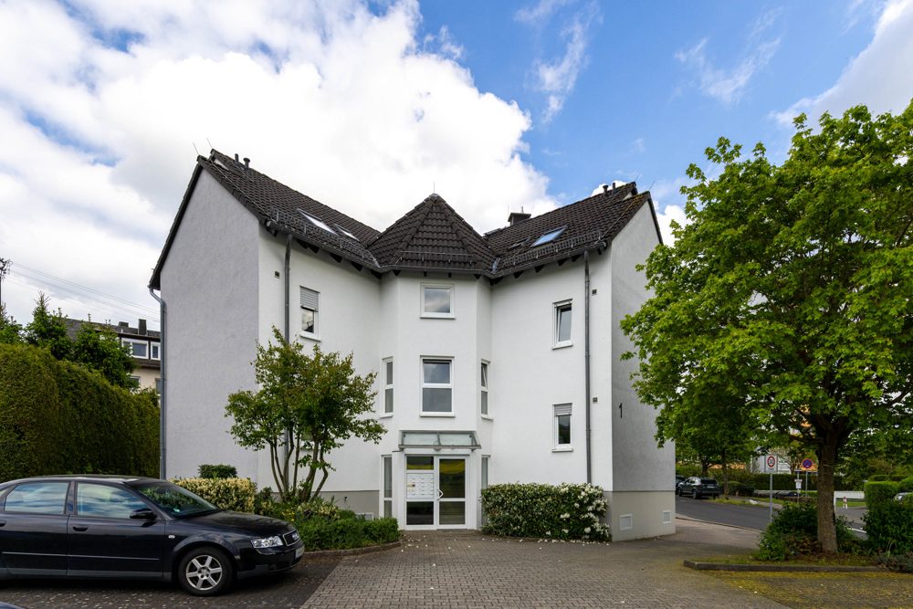 Haus mit Eingang Immobilienangebot - Taunusstein / Wehen - Alle - Kleine Wohnung mit Loggia als Kapitalanlage