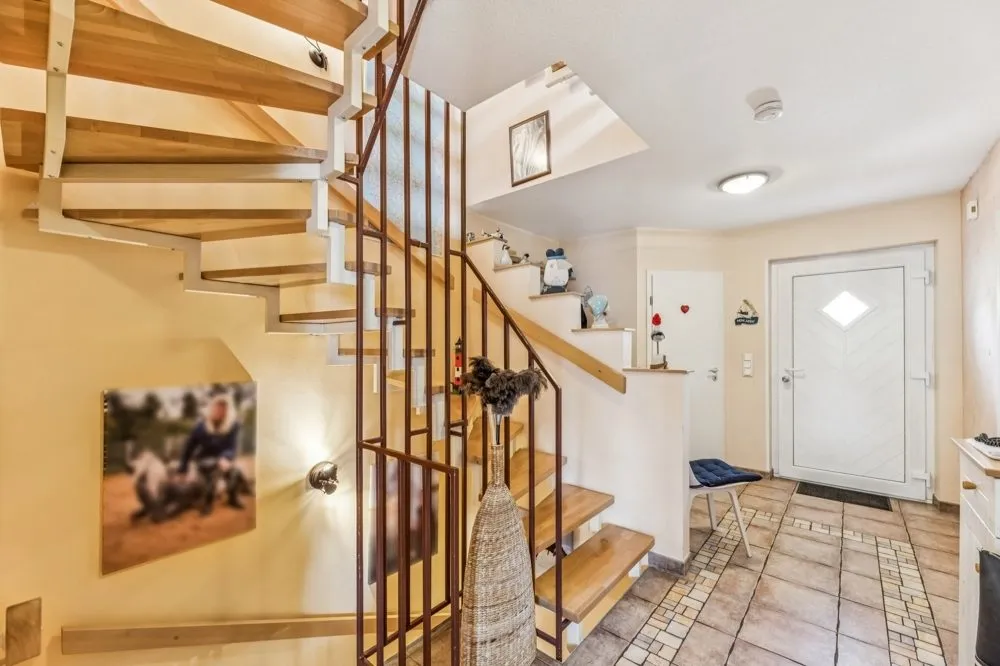 Eingangsbereich Immobilienangebot - Seukendorf - Alle - Neuwertiges Drei-Giebel-Haus * Doppelhaushälfte