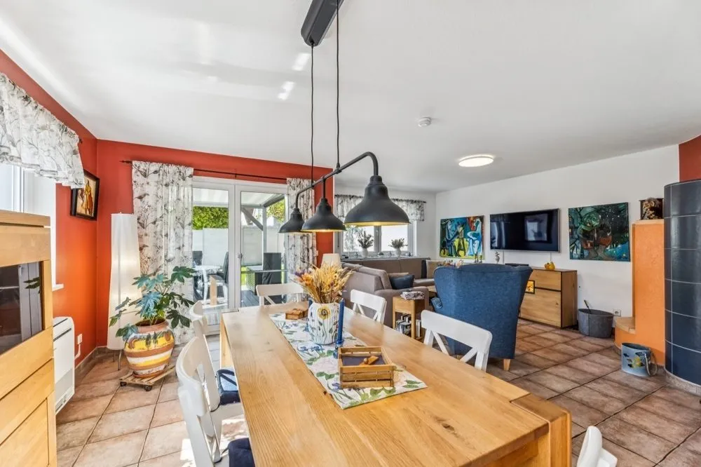 Wohn-/Essbereich Immobilienangebot - Seukendorf - Alle - Neuwertiges Drei-Giebel-Haus * Doppelhaushälfte