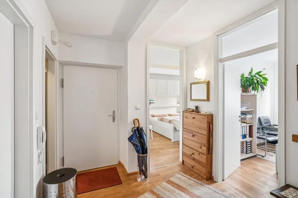 Eingangsbereich mit Blick zum Schlafzimmer Immobilienangebot - München - Alle - 3-Zi-ETW mit Balkon * Nähe Leonrodplatz Kein Sofortbezug